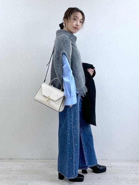 ニットベストレイヤードコーデ 2025冬レディースグレーニットベストレイヤードコーデ