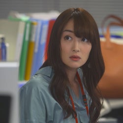 高梨臨主演「恋がヘタでも生きてます」 “即マネ”ポイントは「ネイビーパンツ」「ライトグレーパンツ」<第5話コーデ解説>