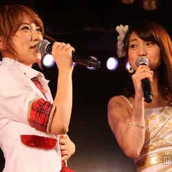 高橋みなみ（左）と大島優子（右）、「AKB48劇場8周年特別記念公演」／（C）AKS