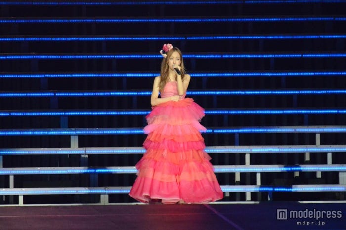 スピーチする板野友美/「AKB48 2013真夏のドームツアー~まだまだ、やらなきゃいけないことがある~」東京公演4日目