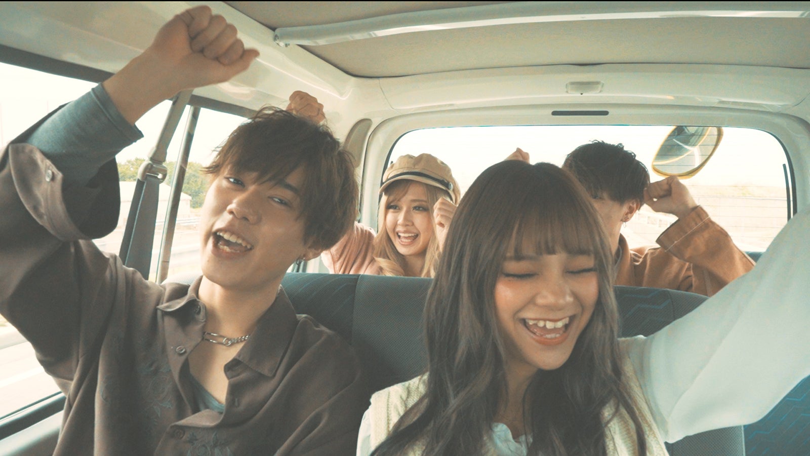 （後列左から）ゆずは、いっせい（前列左から）大和、まぁみ（提供写真）