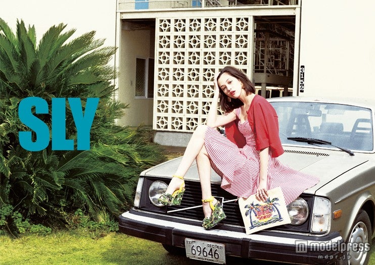 水原希子のヘルシー美脚に釘付け　リラックス感が魅せる女性らしさとは