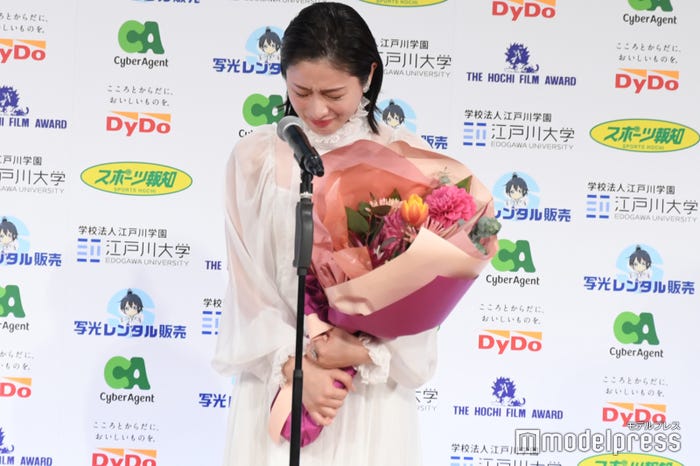 涙を流す石原さとみ(C)モデルプレス