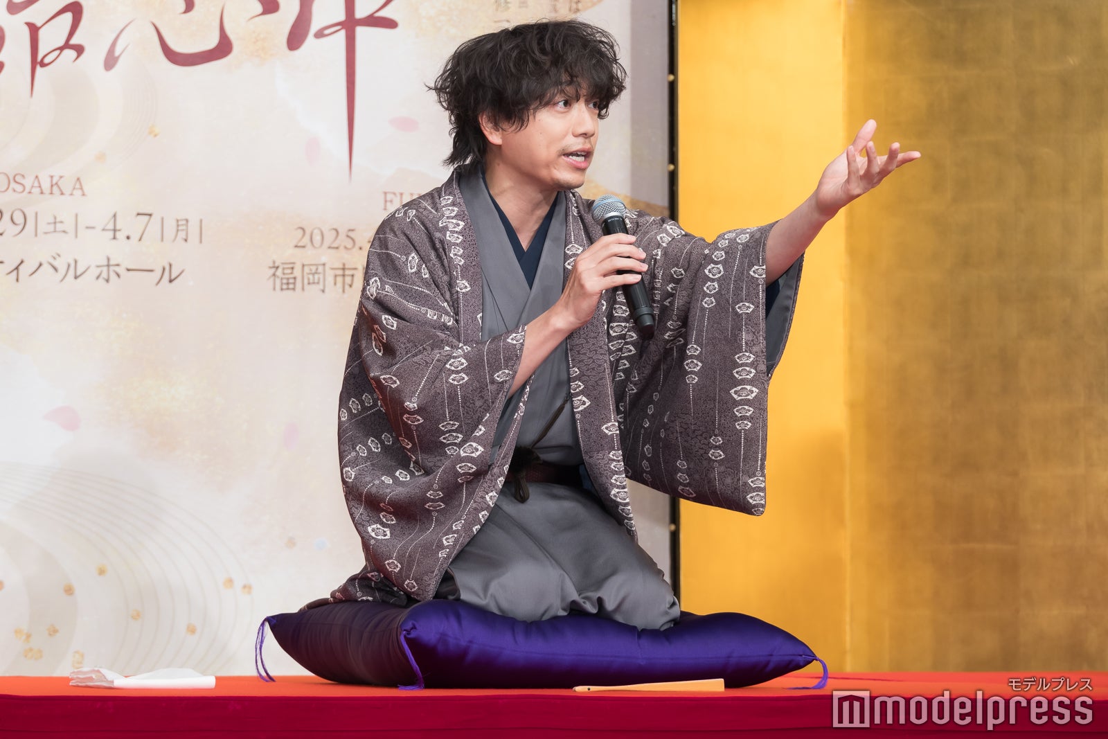 落語を披露する山崎育三郎（C）モデルプレス