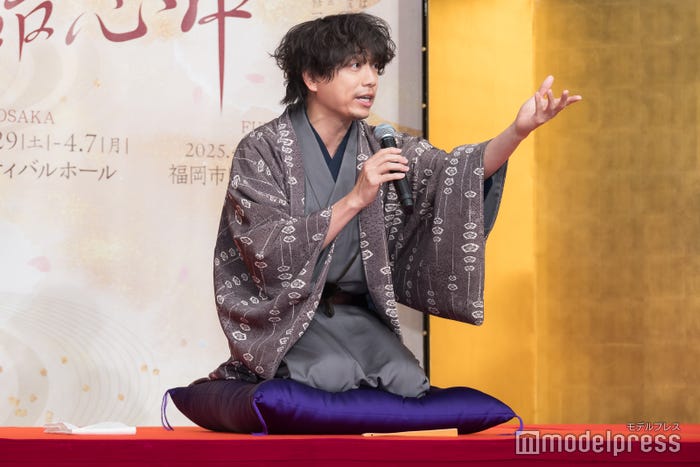 落語を披露する山崎育三郎(C)モデルプレス