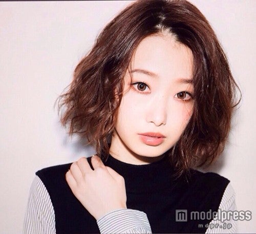 ワンレングスのボブヘアが大人っぽい菜香（画像：所属事務所提供）