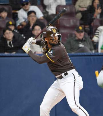 パドレス タティスが衝撃の初球先頭打者アーチ！松井裕樹の目の前に着弾→目を見開き絶叫ガッツポーズ PCAのホームランキャッチ及ばず