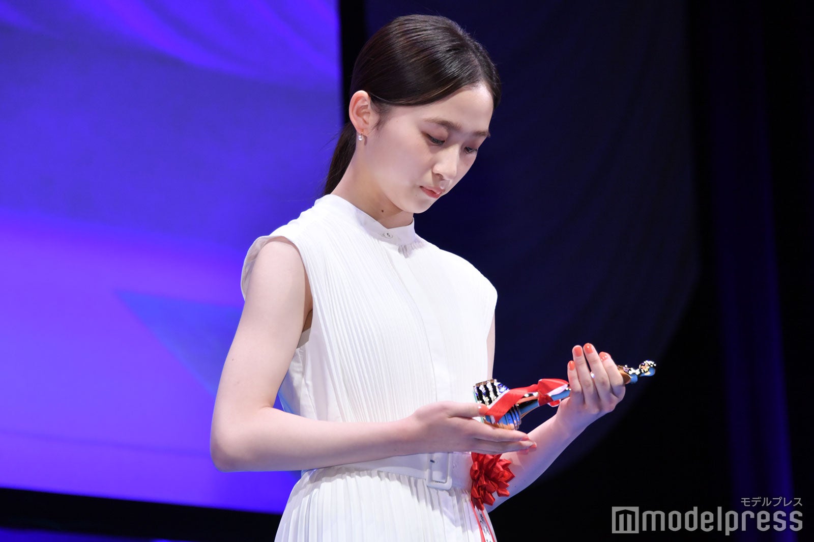 トロフィーを見つめる伊東蒼（C）モデルプレス