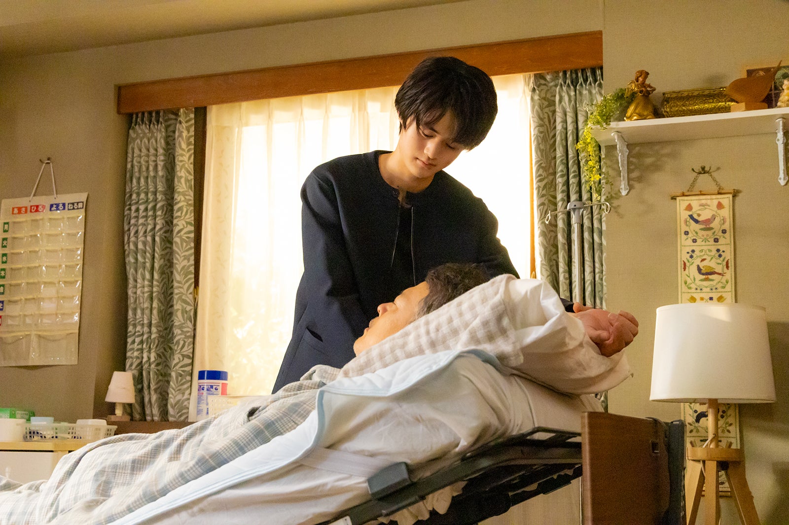 鈴鹿央士、田中哲司「ゆりあ先生の赤い糸」第5話より（C）テレビ朝日