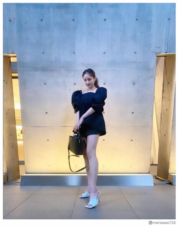 谷まりあ、ミニブラックワンピで美脚披露 ファンから絶賛の声