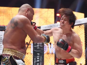 “西の伝説”が屈辱のBD6連敗 てるのパンチ乱打被弾倒れずも手数少なく判定負け 不服そうに首捻る