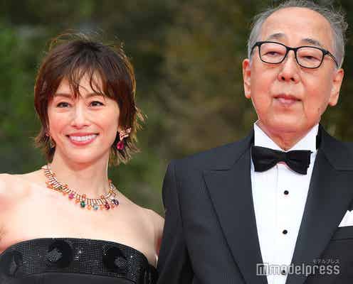 米倉涼子、オフショルドレスで美デコルテ大胆披露 エスコートに満開の笑顔【第37回東京国際映画祭】