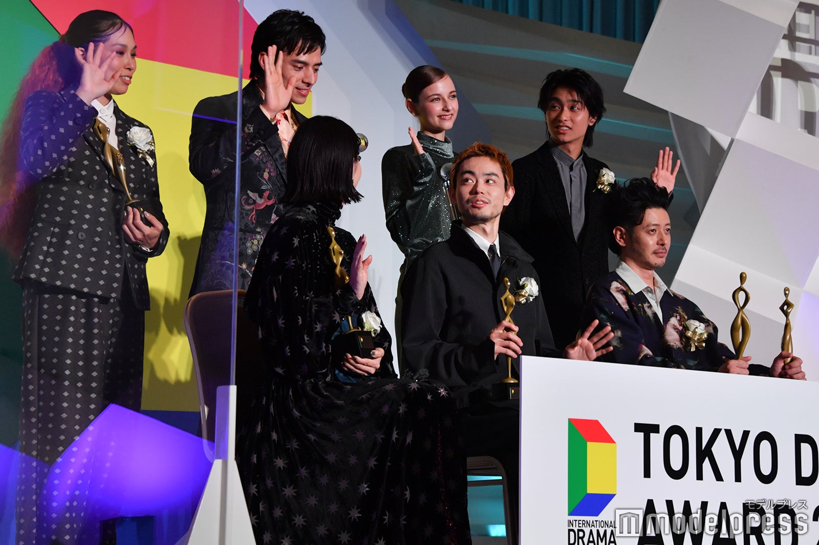 手を振る（後列左から）AI、満島真之介、嵐莉菜、奥平大兼（前列左から）松本若菜、菅田将暉、オダギリジョー （C）モデルプレス