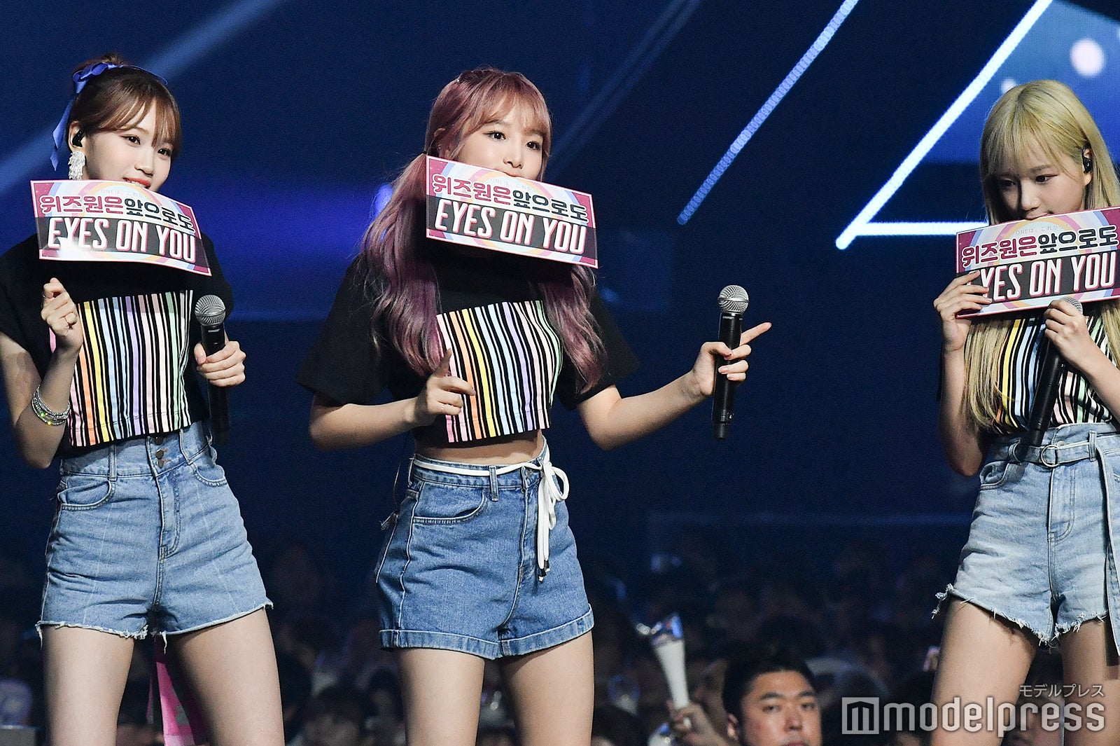 スローガンをくわえるキム・チェウォン、チェ・イェナ、チョ・ユリ（C）モデルプレス