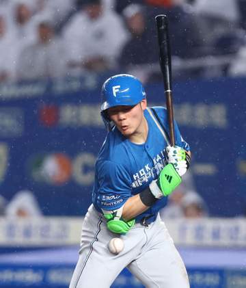日本ハム・清宮幸太郎への死球に場内騒然 この試合チーム4つ目 