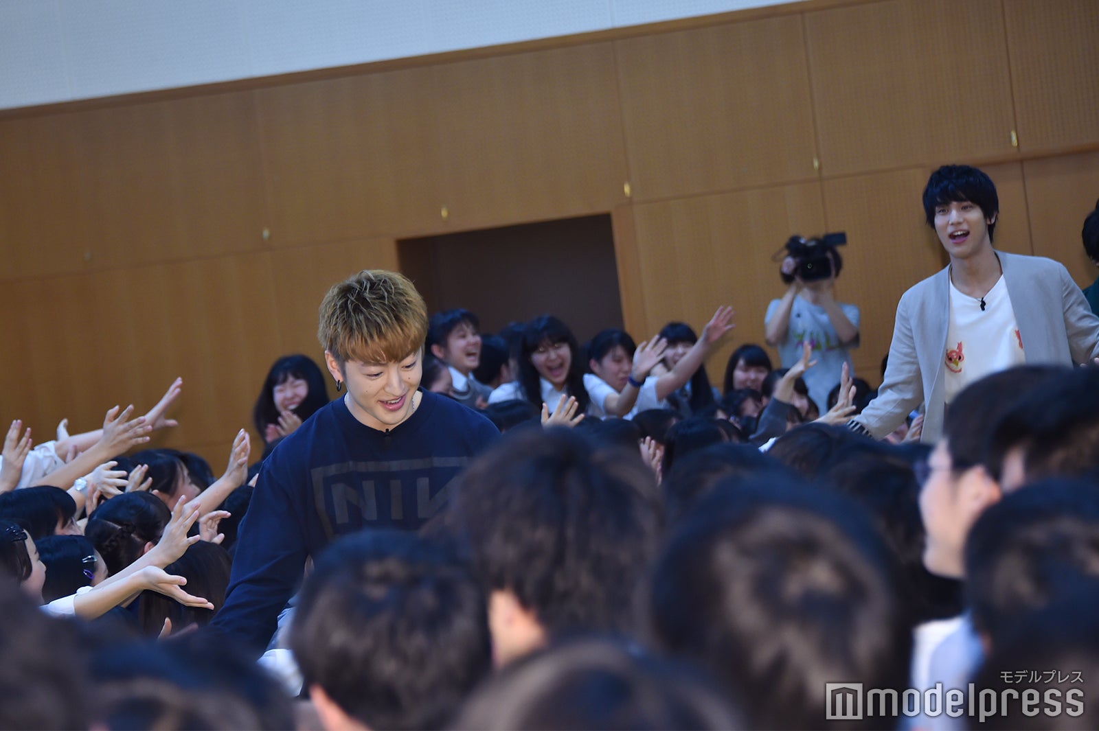 佐野玲於（手前） （C）モデルプレス