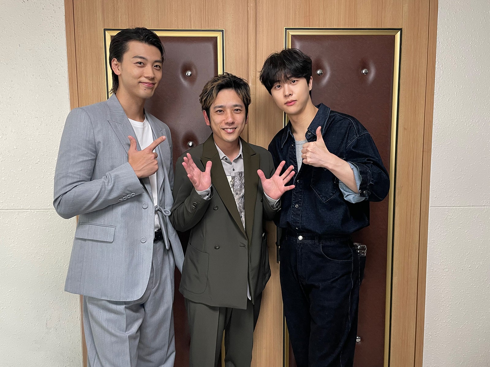 竹内涼真、二宮和也、キム・ムジュン（C）TBS