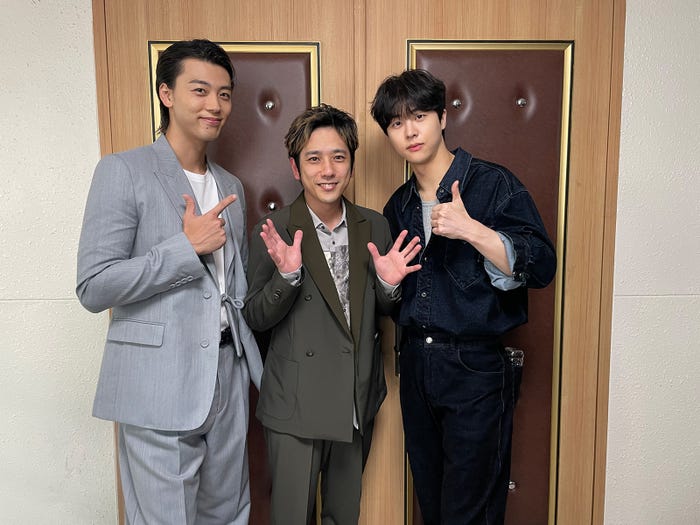 竹内涼真、二宮和也、キム・ムジュン(C)TBS