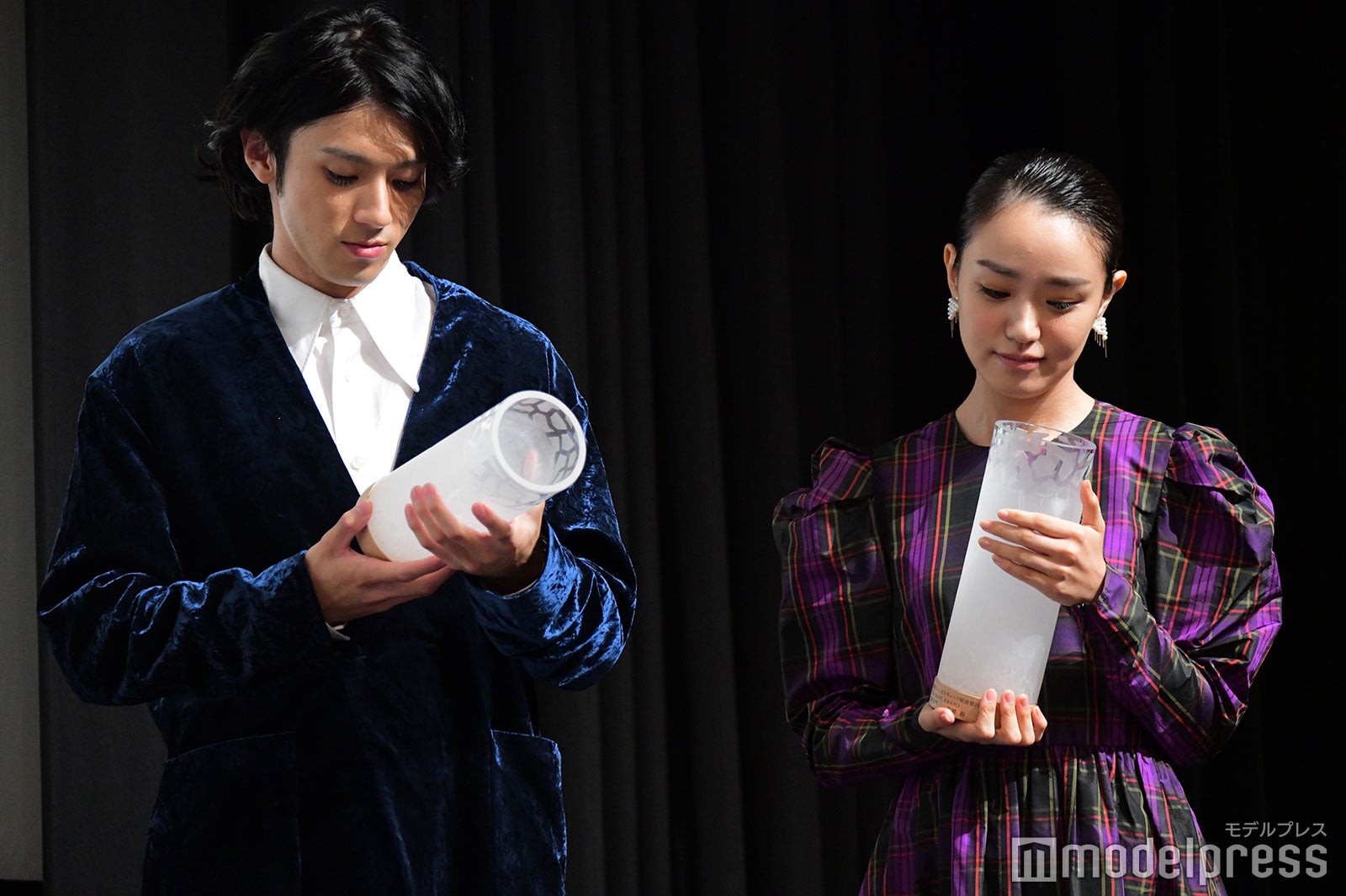 トロフィーを見つめる山田裕貴、奈緒（C）モデルプレス