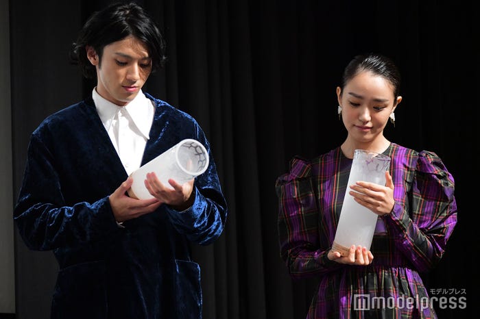 トロフィーを見つめる山田裕貴、奈緒(C)モデルプレス