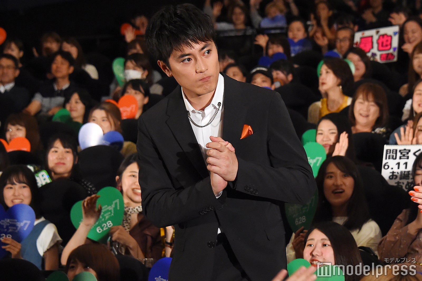 端のファンにも丁寧に挨拶をする間宮祥太朗 （C）モデルプレス