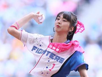 「とんでもないものはいてる！」エスコン降臨の人気アイドル 奇抜すぎるスカートお始球式に騒然「個性爆発」「わろた」「インパクトでかすぎ」