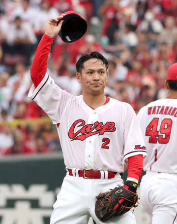 広島 現役引退の田中広輔氏が惜別の言葉 5年のフルイニング出場「決して一人では」ファン感動「タナキクマルは永久に」仲間からサプライズも