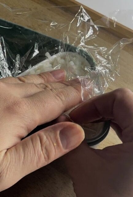 セリアのおにぎりランチボックスはごはんを詰めるだけでおにぎりが作れる