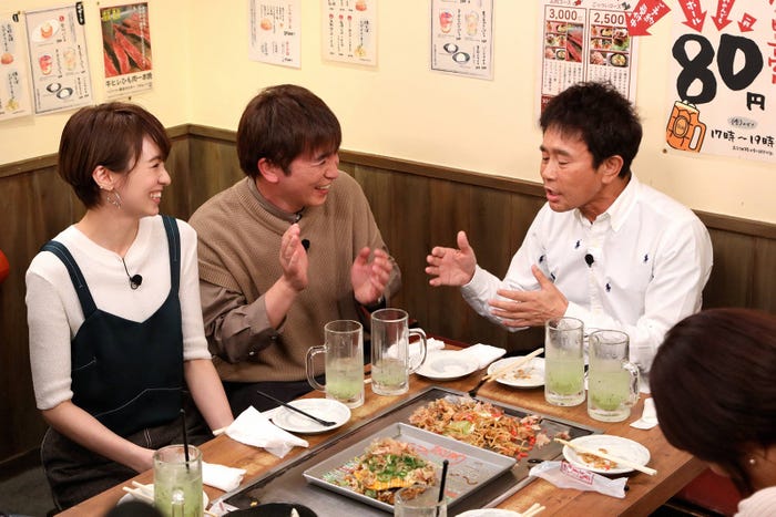 左から)南明奈、濱口優、浜田雅功(C)フジテレビ