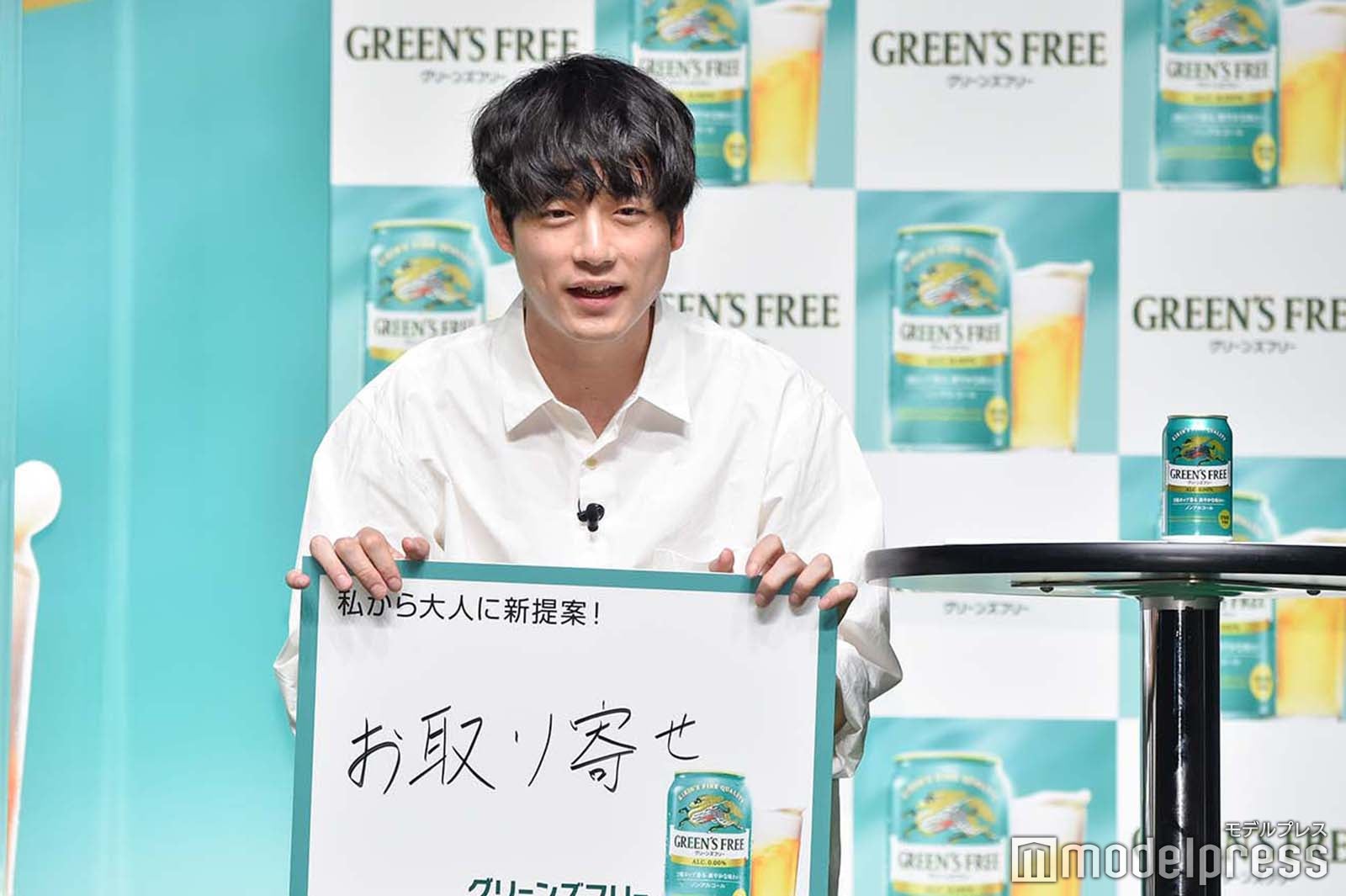 フリップを手に持つ坂口健太郎 （C）モデルプレス