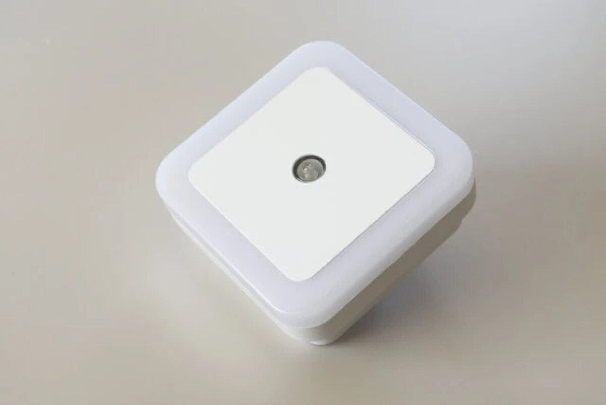 白い四角いLED明暗センサー付きナイトライトの全体像