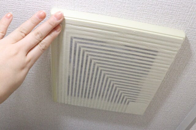 セリア 粘着フィルターシート セリアの粘着フィルターシートを換気口のホコリの侵入を防ぐ