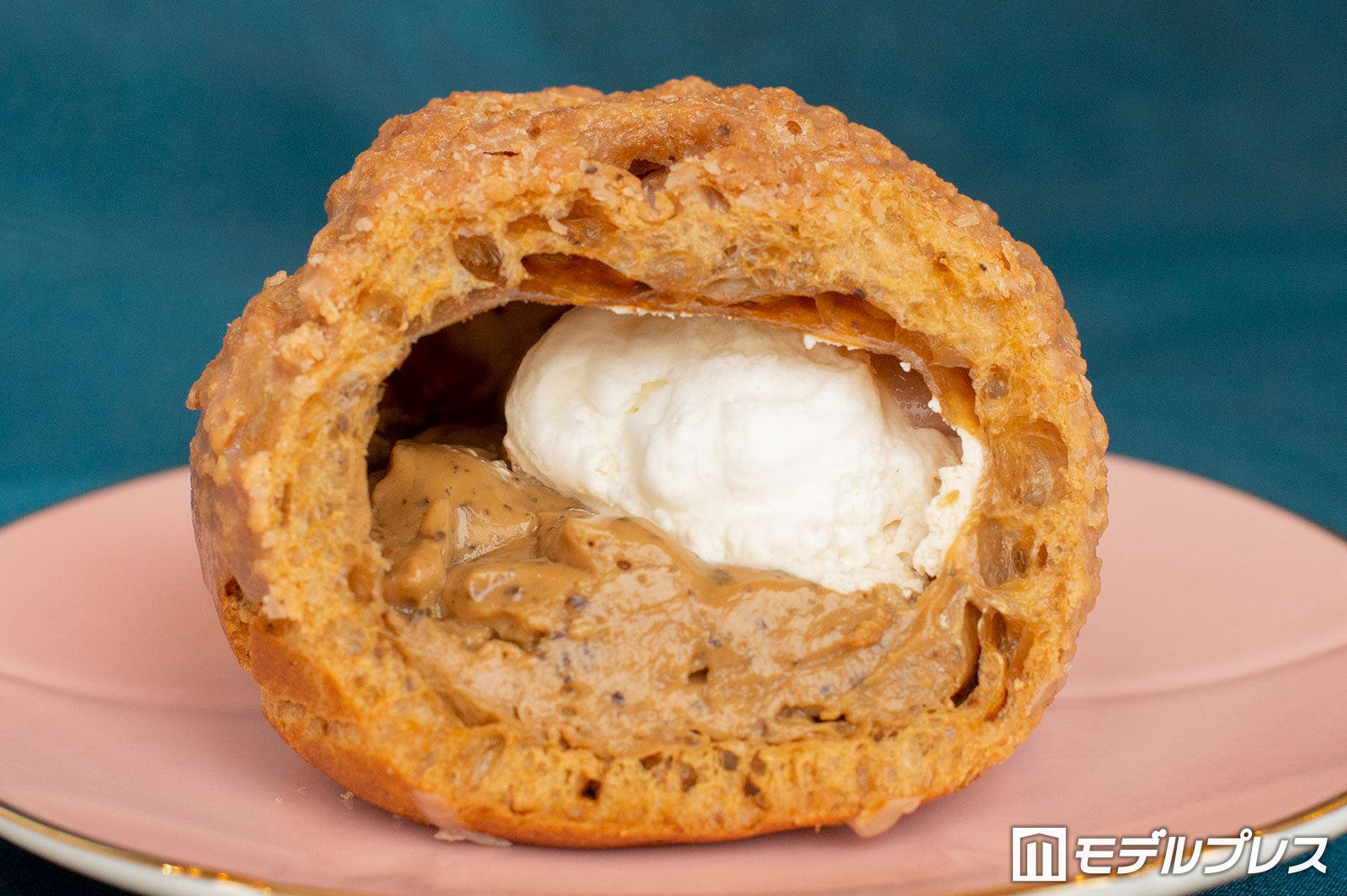 中にはホイップクリームと紅茶クリームが（C）モデルプレス