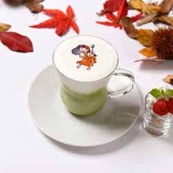 ホッと一息抹茶ラテ~きり丸のミニパフェ付き~890円(税抜)(C)尼子騒兵衛/NHK・NEP