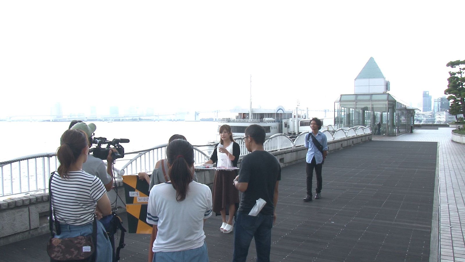 偽ロケ中のでっぱりんにあきらが後ろから近づく／「あいのり：Asian Journey」第22話より（C）フジテレビ