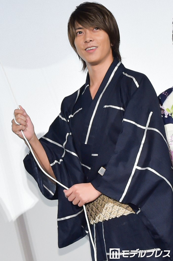 くす玉を割る山下智久 （C）モデルプレス