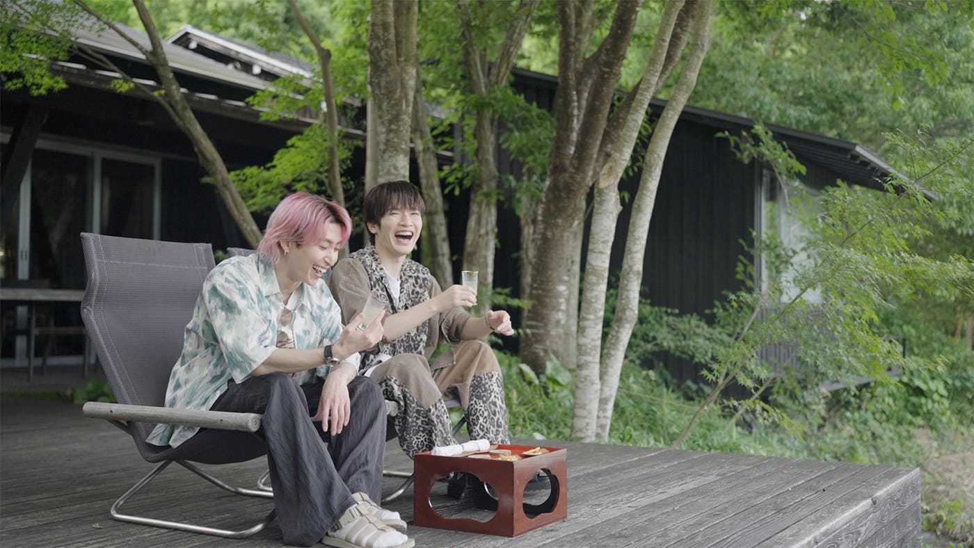 佐久間大介、深澤辰哉「旅するSnow Man/完全版 - Traveling with Snow Man -」 ディズニープラスで独占配信中(C)日本テレビ