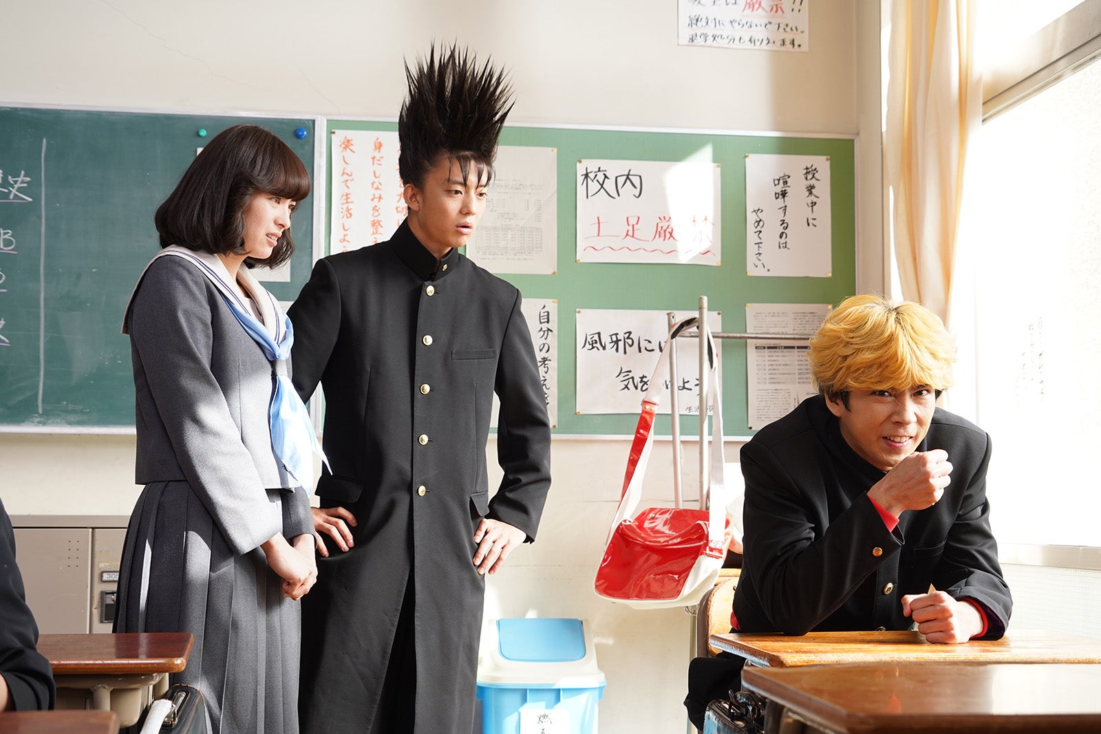 清野菜名、伊藤健太郎、賀来賢人（C）日本テレビ