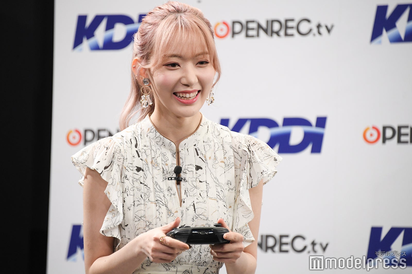 ゲームをする宮脇咲良 （C）モデルプレス