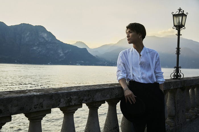 岩田剛典/フォトエッセイ「AZZURRO(アズーロ)」より(撮影:長山一樹)/画像提供:幻冬舎