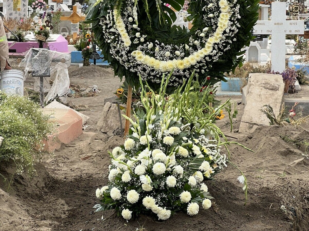 故人が土葬されたばかりの場所。この後にコンクリートやタイルで覆い、墓の形を作る