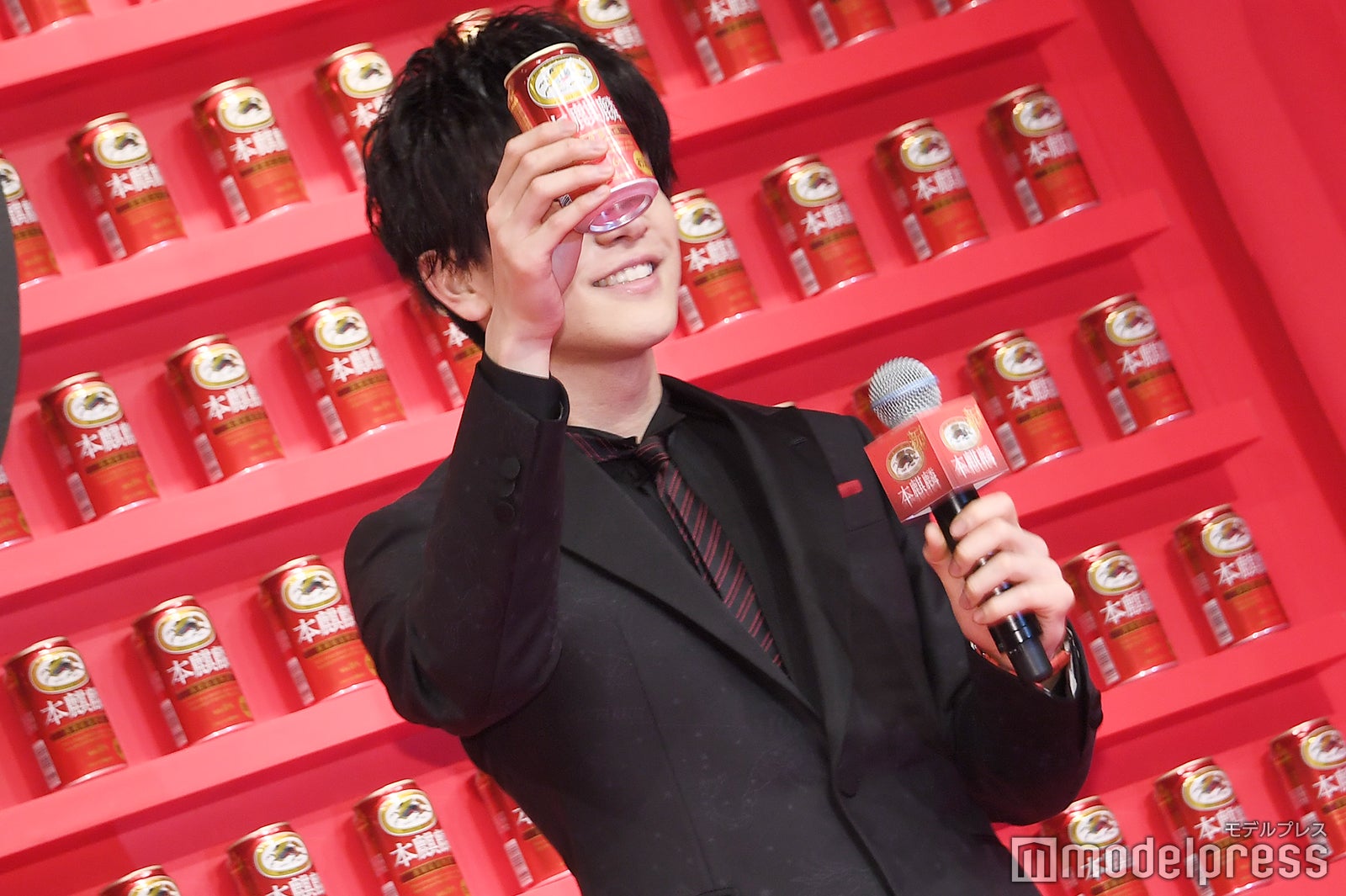 乾杯する岩田剛典（C）モデルプレス