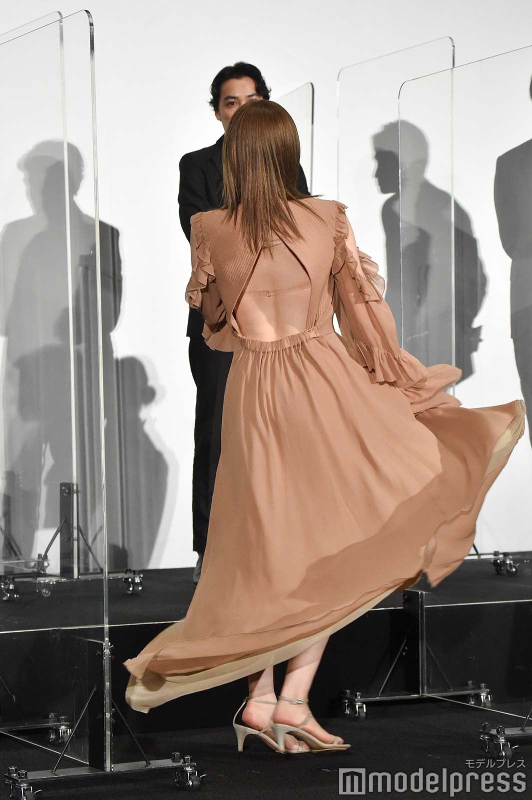 客席側に見せるようにリクエストされ、背中を見せる本田翼 （C）モデルプレス