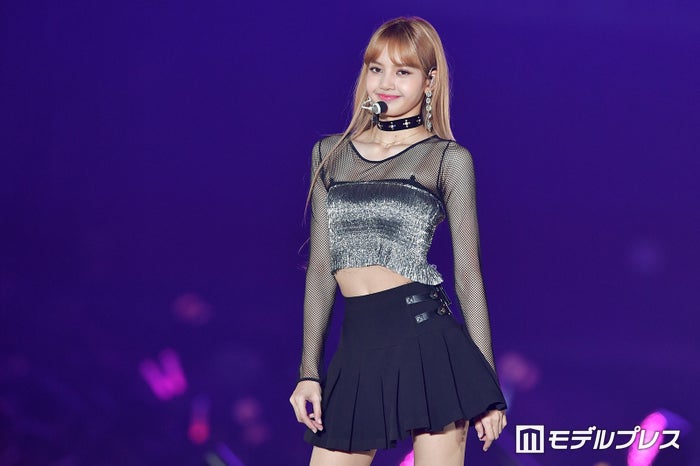 BLACKPINKリサ、全身シースルードレスで美スタイル透ける「凄い衣装」「異次元のオーラ」と反響