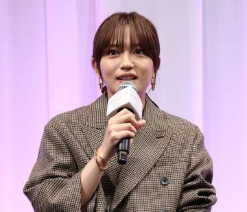 結婚と妊娠発表の川口春奈 上着越しにも分かるふっくらお腹、ぺったんこ靴で登場 イスに座って写真撮影、登壇も異例のスタイルで体調に配慮