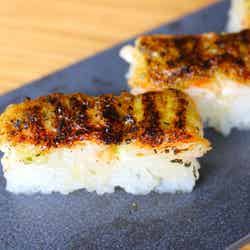 えびとバジルソースの炙り押し寿司／画像提供：KINKA FAMILY JAPAN