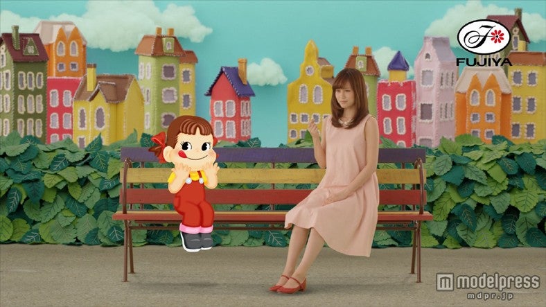 前田敦子（右）／新CM「とろける」編