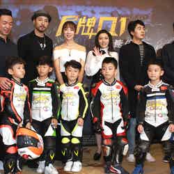 （左から）李松泽監督、葉山豪、童苡萱、後藤郁、于效辰、高橋幸司＆少年バイクレーサーたち