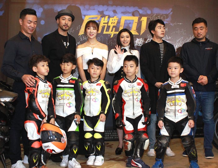 (左から)李松泽監督、葉山豪、童苡萱、後藤郁、于效辰、高橋幸司&少年バイクレーサーたち