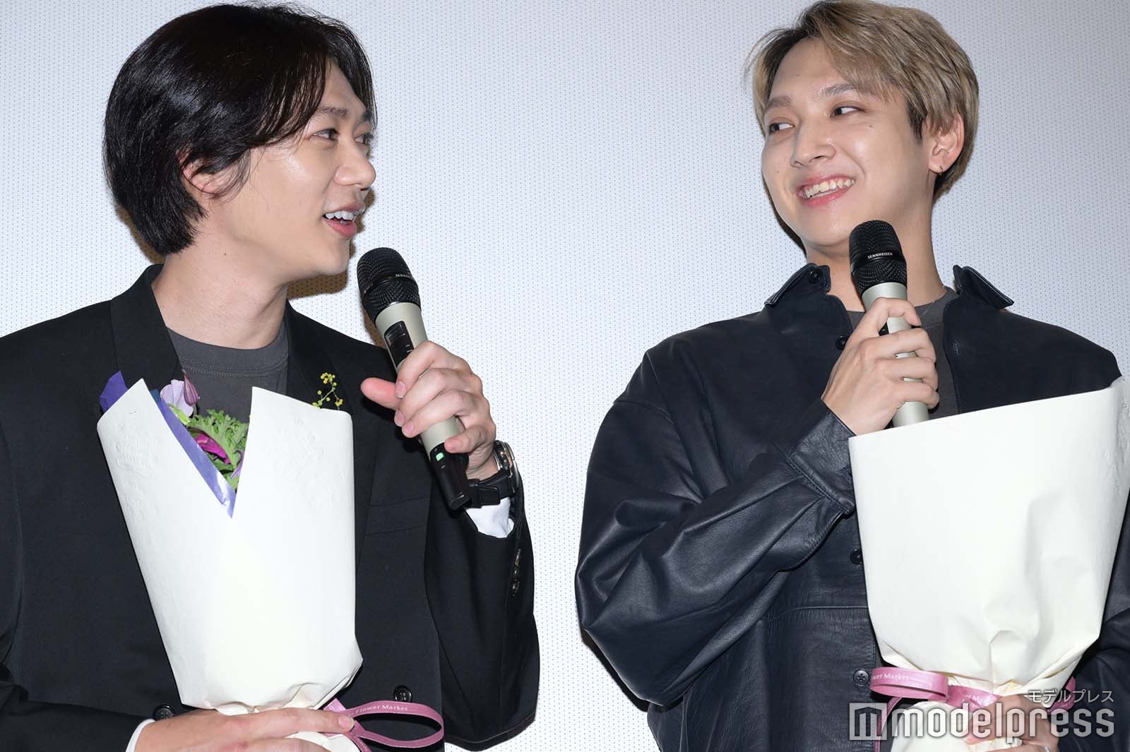 碓井将大監督、鈴木昂秀（C）モデルプレス